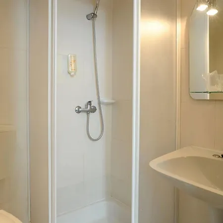 Central Guest House 3*